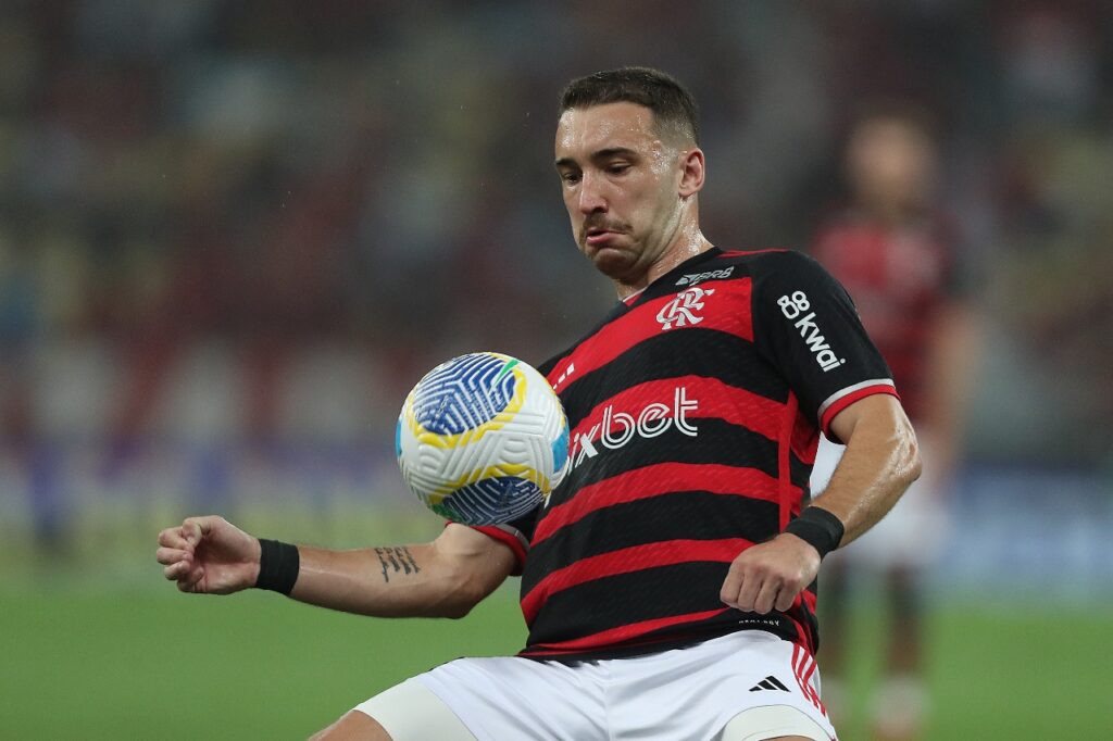 Léo Ortiz do Flamengo controla a bola durante a partida entre Flamengo e Bahia como parte das quartas de final da Copa do Brasil de 2024 no Estádio do Maracanã em 12 de setembro de 2024 no Rio de Janeiro, Brasil.