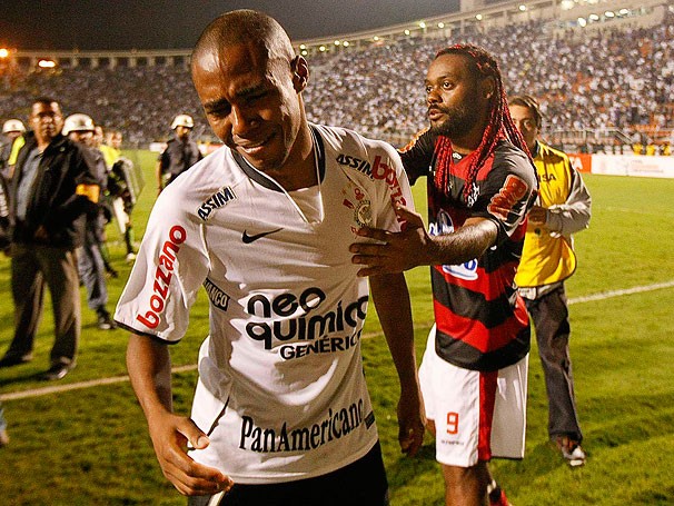 Love fala em pendurar chuteiras e sugere Flamengo x Corinthians na despedida