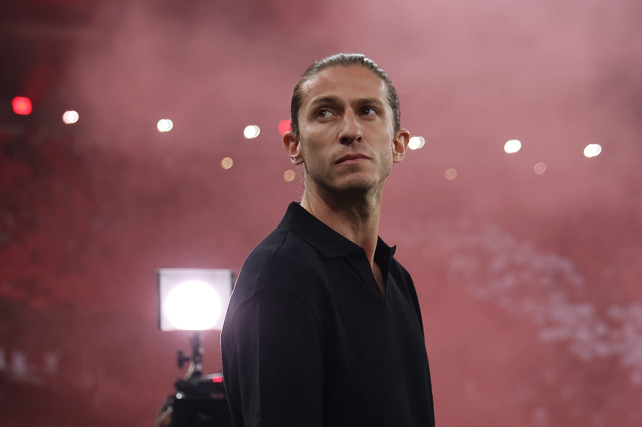 Filipe Luis, novo técnico do Flamengo, cumprimenta os fãs antes da partida de ida das semifinais da Copa do Brasil entre Flamengo e Corinthians no Estádio do Maracanã em 2 de outubro de 2024 no Rio de Janeiro, Brasil.