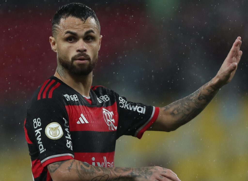 Michael, do Flamengo, gesticulando em campo