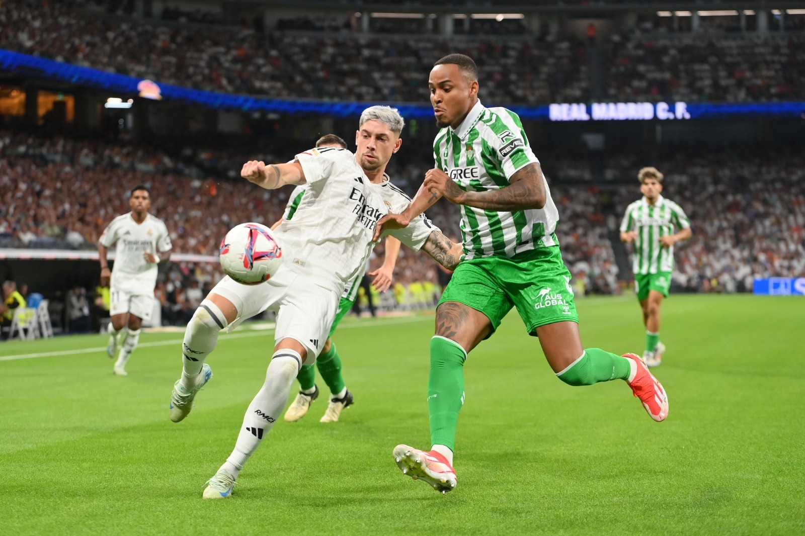 Federico Valverde do Real Madrid é desafiado por Natan do Real Betis durante a partida da LaLiga entre Real Madrid CF e Real Betis Balompié no Estádio Santiago Bernabeu