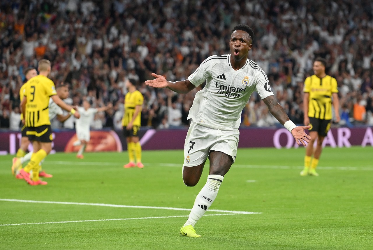 MADRI, ESPANHA - 22 DE OUTUBRO: Vinicius Junior, do Real Madrid, comemora o segundo gol de sua equipe durante a partida da fase MD3 da Liga dos Campeões da UEFA 2024/25 entre o Real Madrid C.F. e o Borussia Dortmund no Estádio Santiago Bernabeu em 22 de o