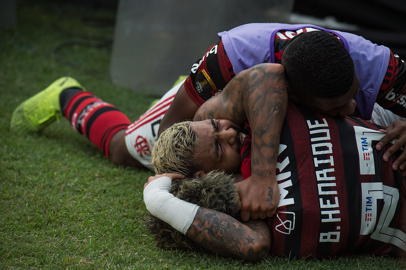 Gabigol comemora gol do título da Libertadores 2019 com Bruno Henrique