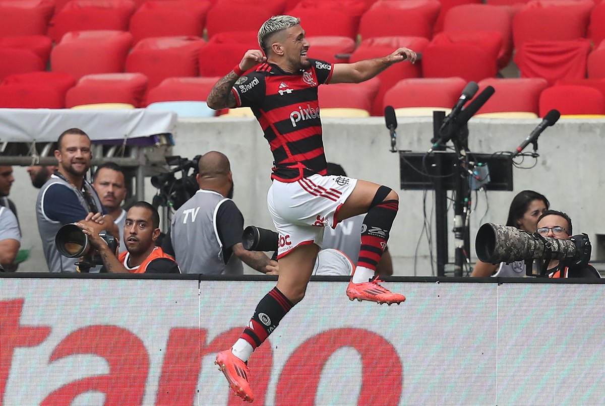 Arrascaeta dá soco no ar após abrir o placar para o Flamengo contra o Atlético-MG na ida da final da Copa do Brasil 2024, no Maracanã