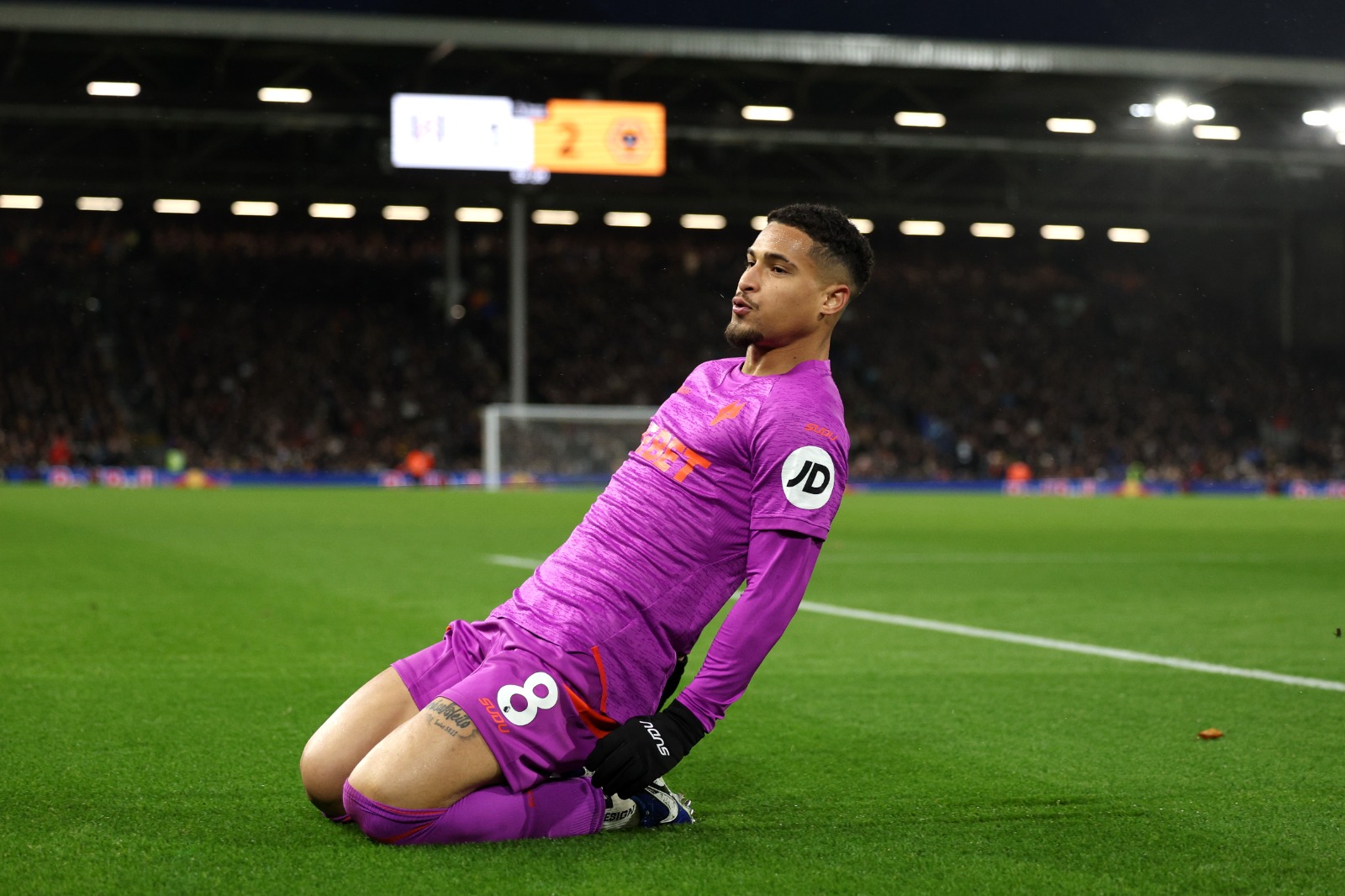 João Gomes, do Wolverhampton Wanderers, comemora o segundo gol de seu time durante a partida da Premier League entre Fulham FC e Wolverhampton