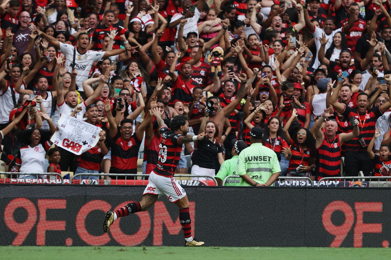 RIO DE JANEIRO, BRASIL - 8 DE DEZEMBRO: Gabriel Barbosa, do Flamengo, comemora após marcar o primeiro gol de sua equipe durante a partida entre Flamengo e Vitória, como parte da última rodada do Brasileirão 2024, no Estádio do Maracanã, em 8 de dezembro d