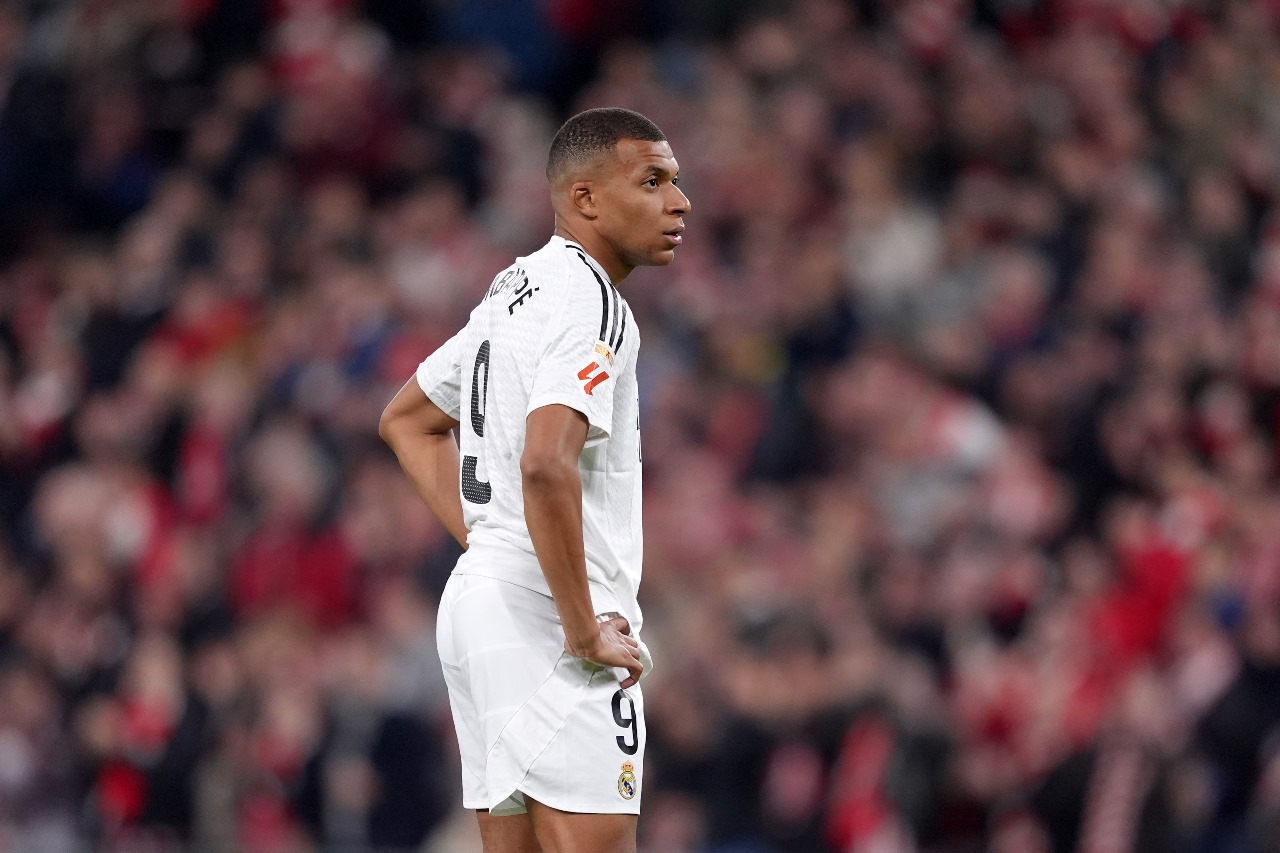 BILBAU, ESPANHA - 04 DE DEZEMBRO: Kylian Mbappé do Real Madrid observa durante a partida da LaLiga entre Athletic Club e Real Madrid CF no Estádio de San Mames em 04 de dezembro de 2024 em Bilbao, Espanha.