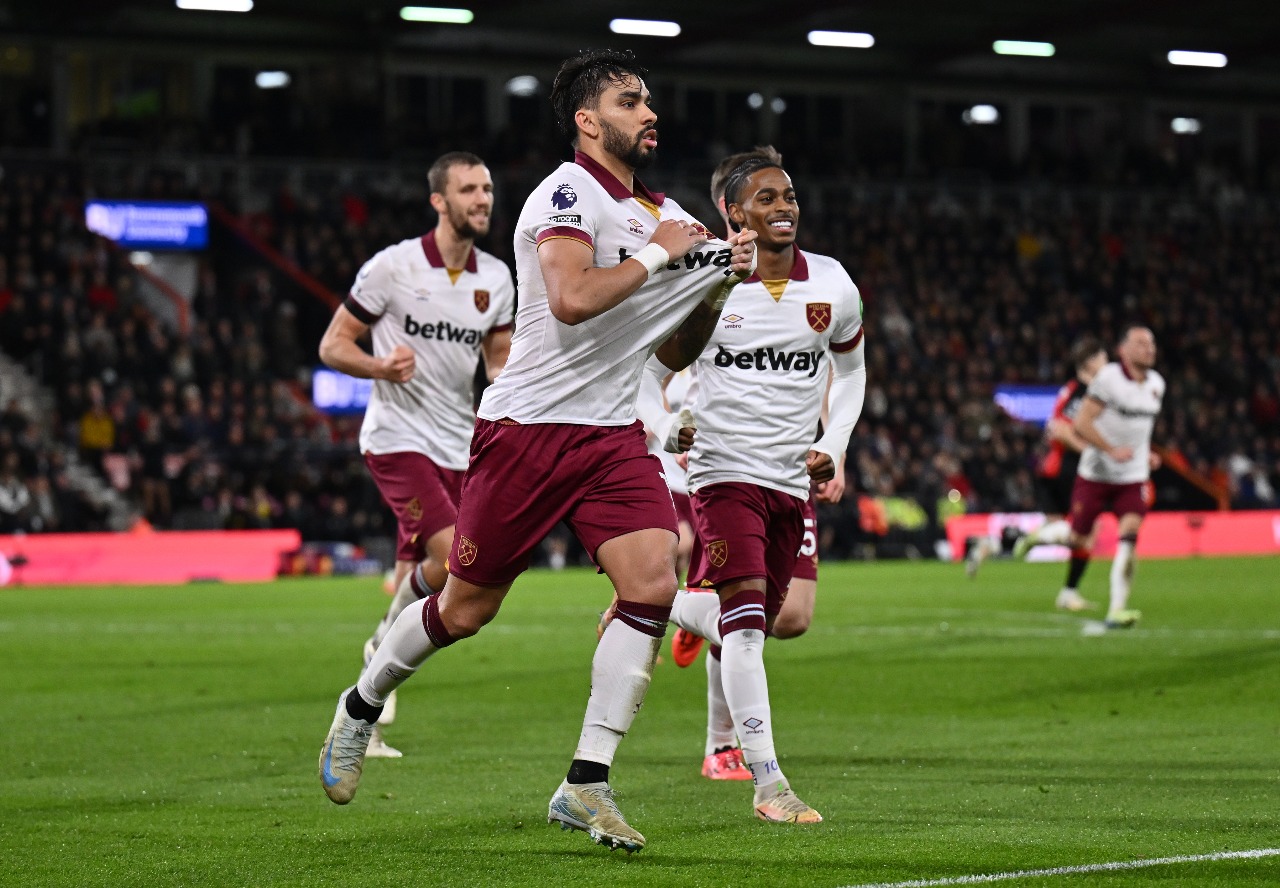 BOURNEMOUTH, INGLATERRA - 16 DE DEZEMBRO: Lucas Paquetá do West Ham United comemora marcar o primeiro gol de seu time durante a partida da Premier League entre AFC Bournemouth e West Ham United FC no Vitality Stadium em 16 de dezembro de 2024 em Bournemou