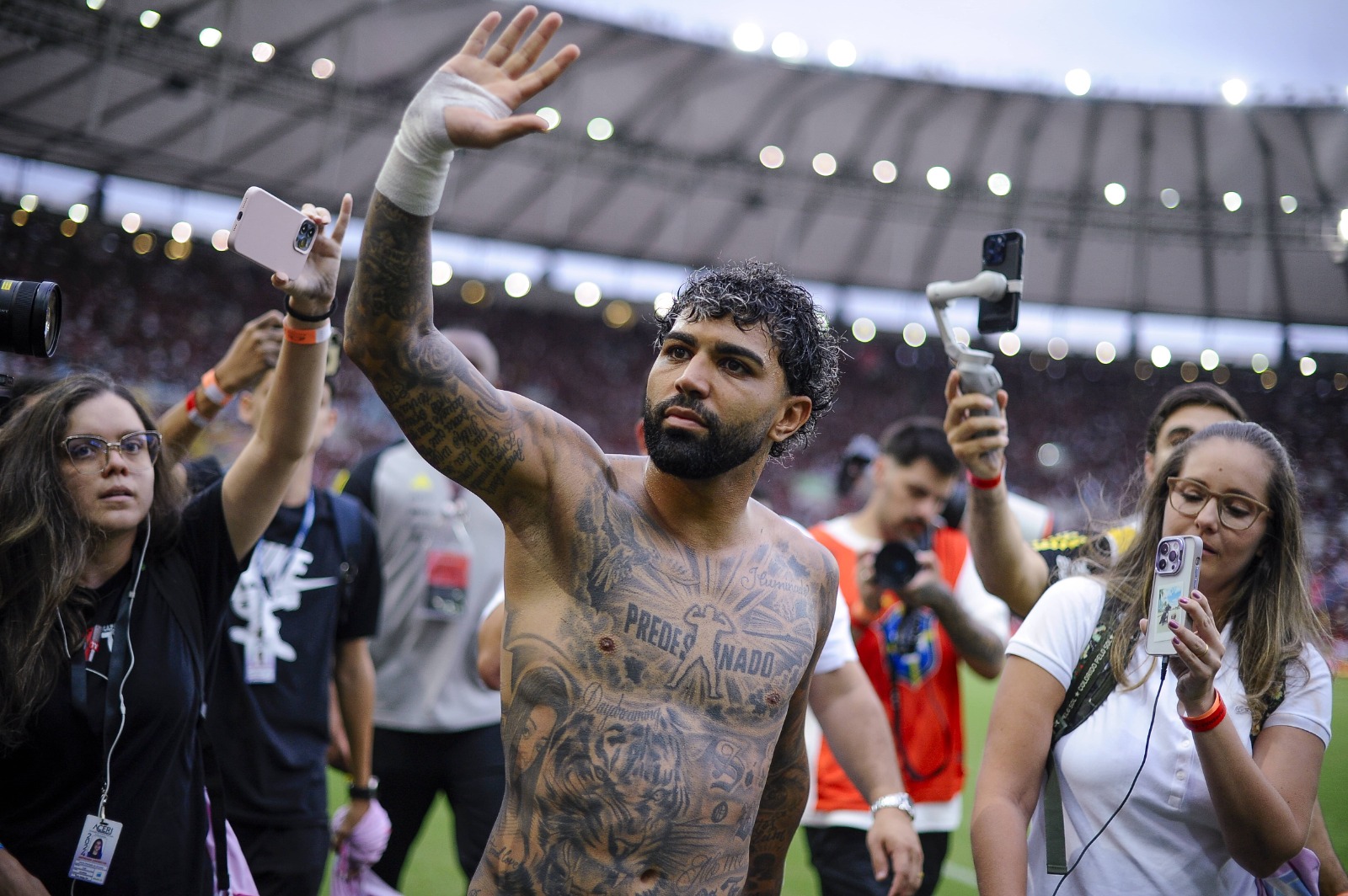 Bandeiras da torcida em homenagem a Gabigol