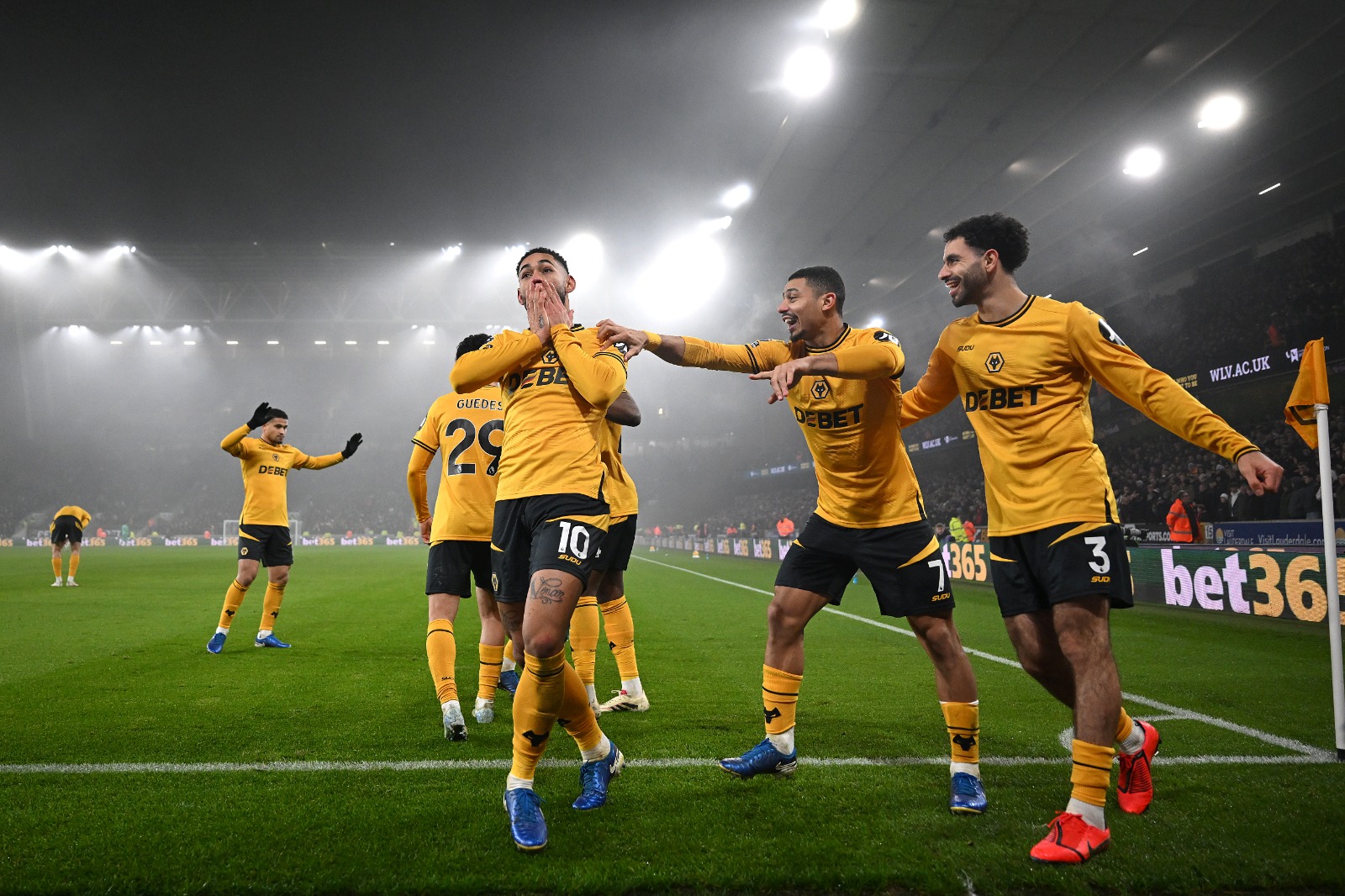 Matheus Cunha celebra gol em Wolverhampton x Manchester United