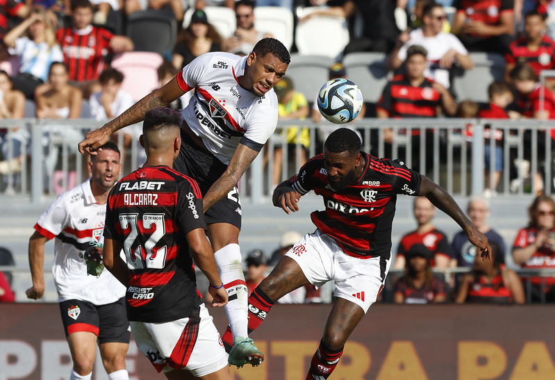 Gerson disputa bola em Flamengo x São Paulo