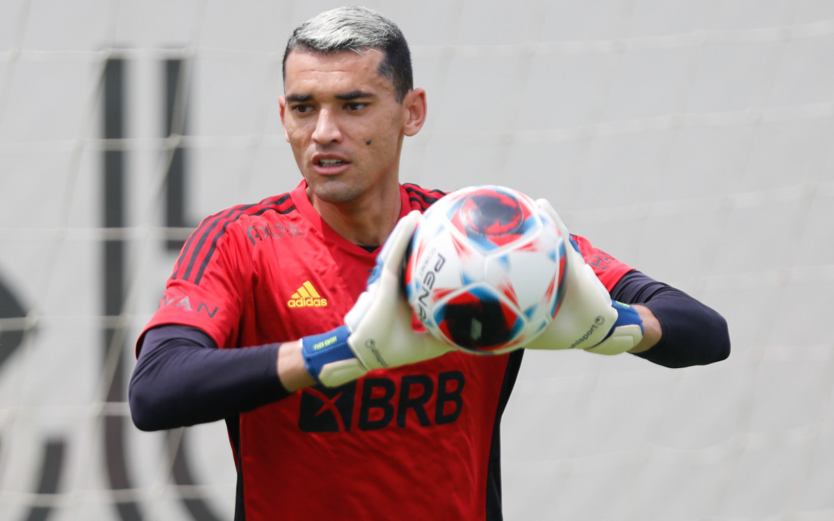 Goleiro Santos durante treinamento no Ninho do Urubu