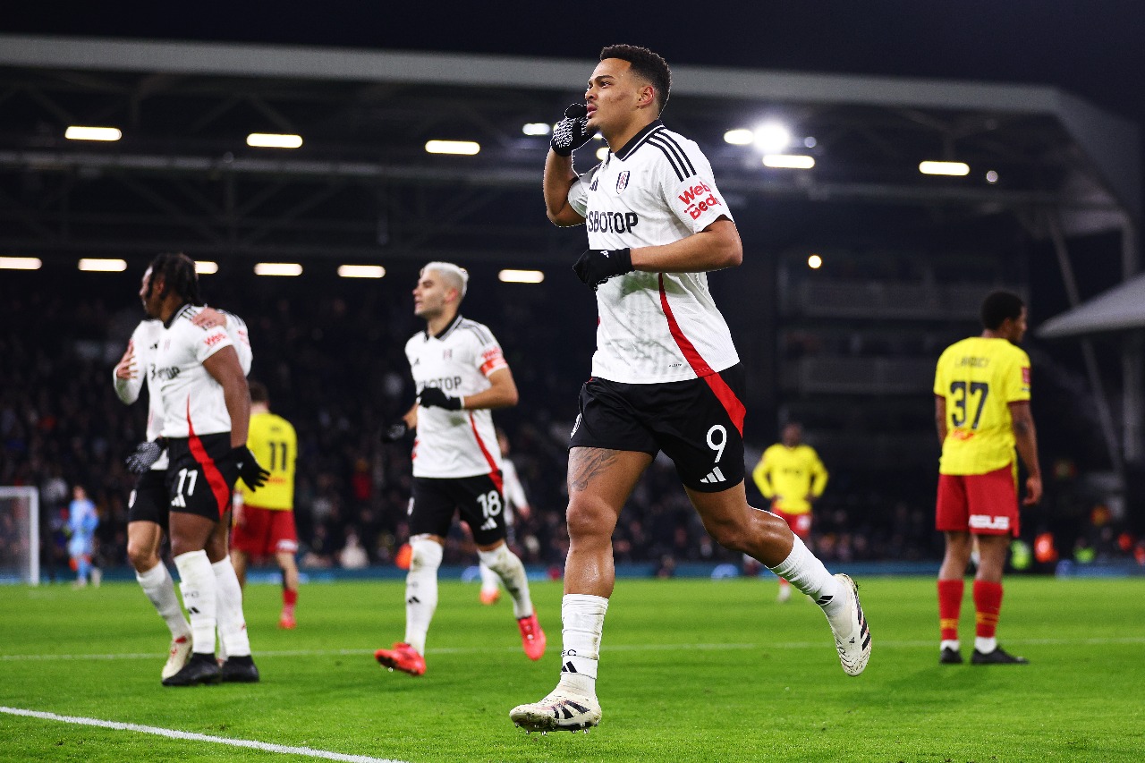 LONDRES, INGLATERRA - 09 DE JANEIRO: Rodrigo Muniz do Fulham comemora marcar o primeiro gol de seu time durante a partida da terceira rodada da Emirates FA Cup entre Fulham e Watford em Craven Cottage em 09 de janeiro de 2025