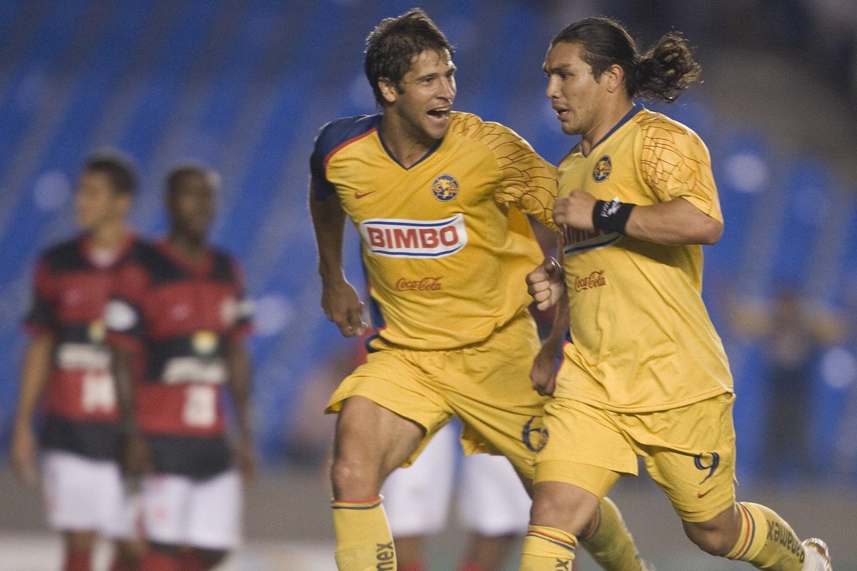 Jogadores do América-MEX celebram gol contra o Flamengo