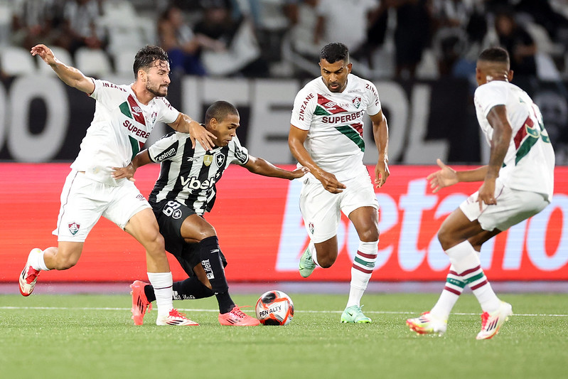 Jogador do botafogo é cercado por jogadores do Fluminense: prejuízo no Estadual 2025