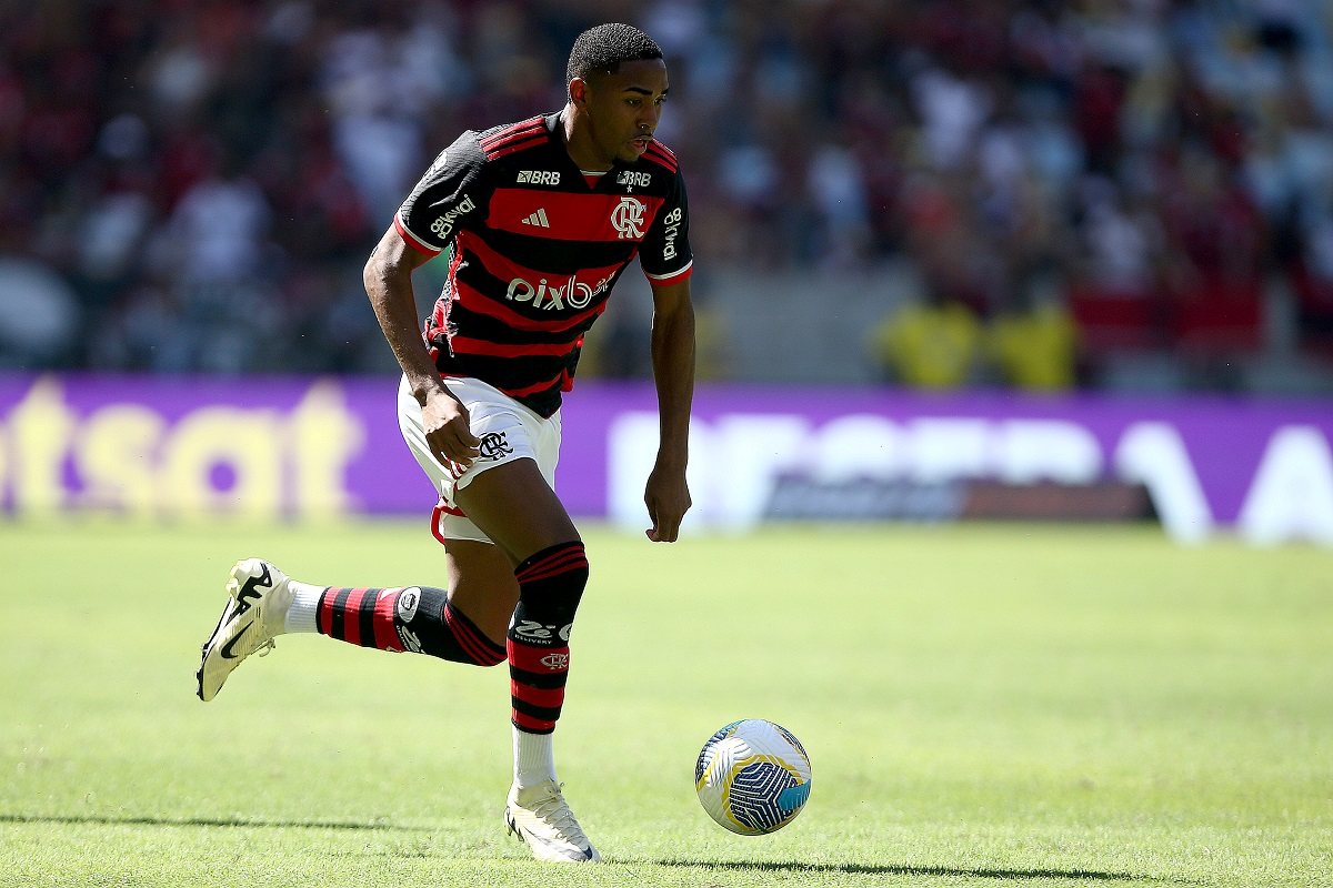 Lorran corre com a bola em jogo do Flamengo no Brasileiro