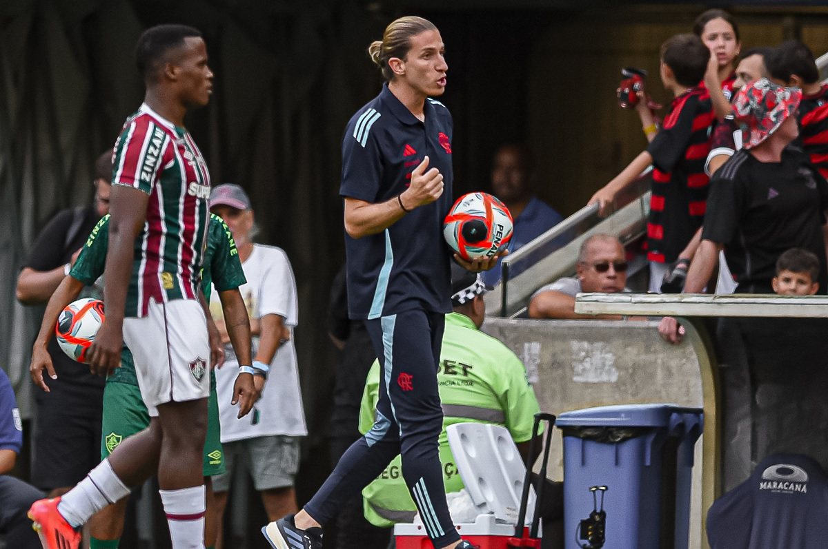 Filipe Luís orienta jogadores em clássico contra o Fluminense