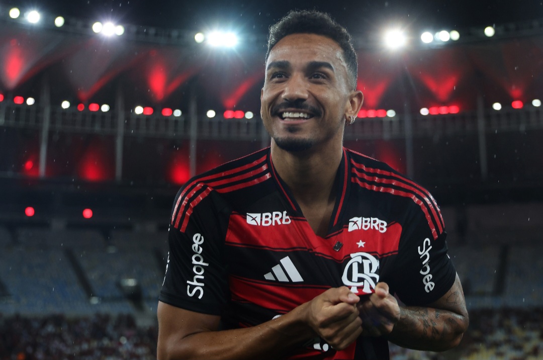 Danilo com a camisa do Flamengo no Maracanã