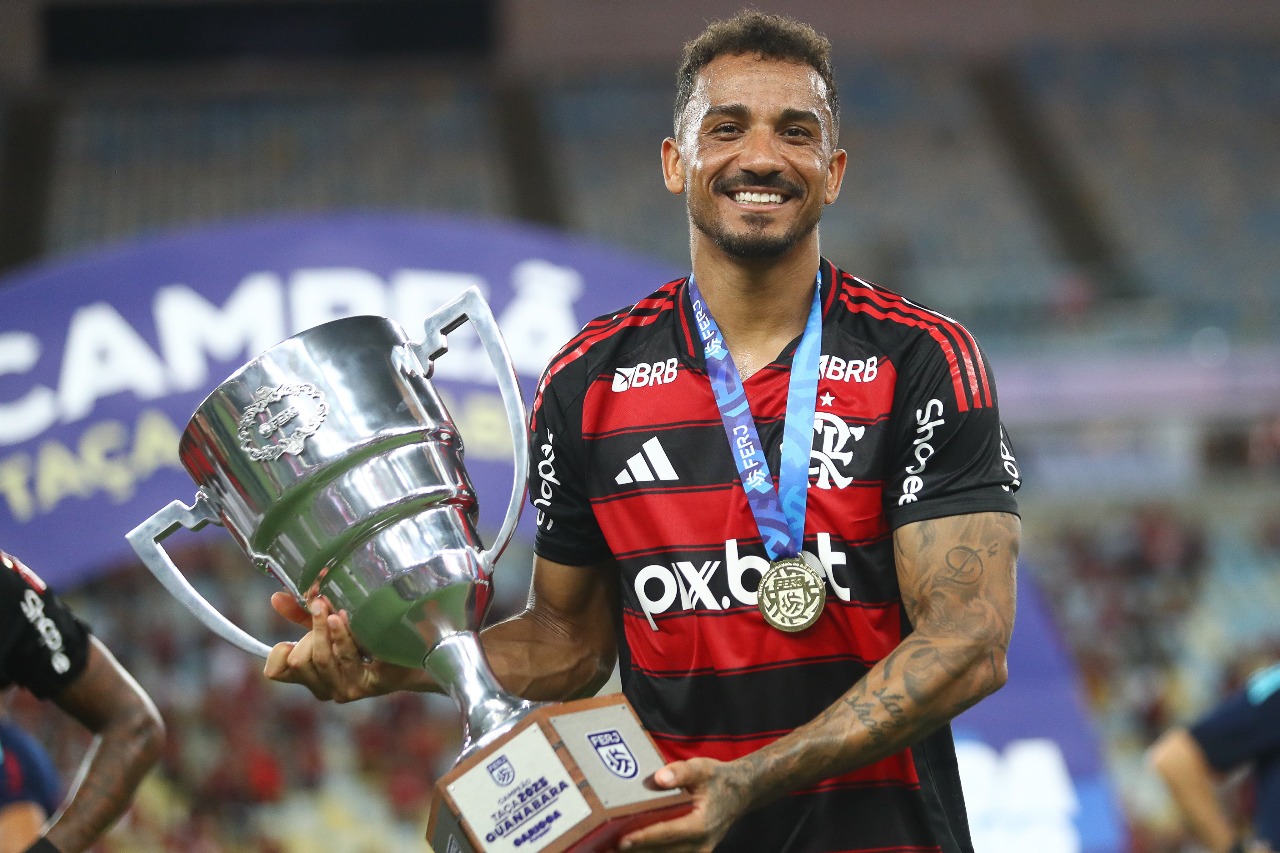 Danilo segurando a Taça Guanabara