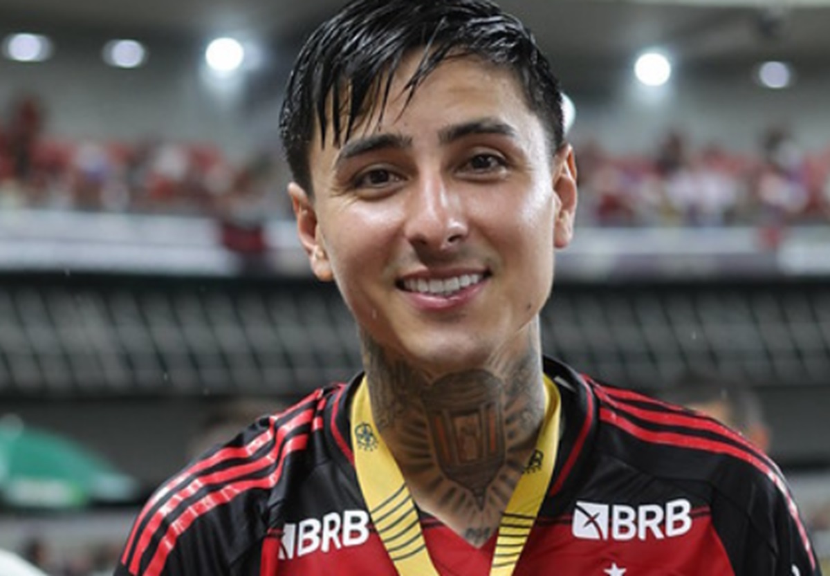 erick pulgar com a medalha pelo flamengo