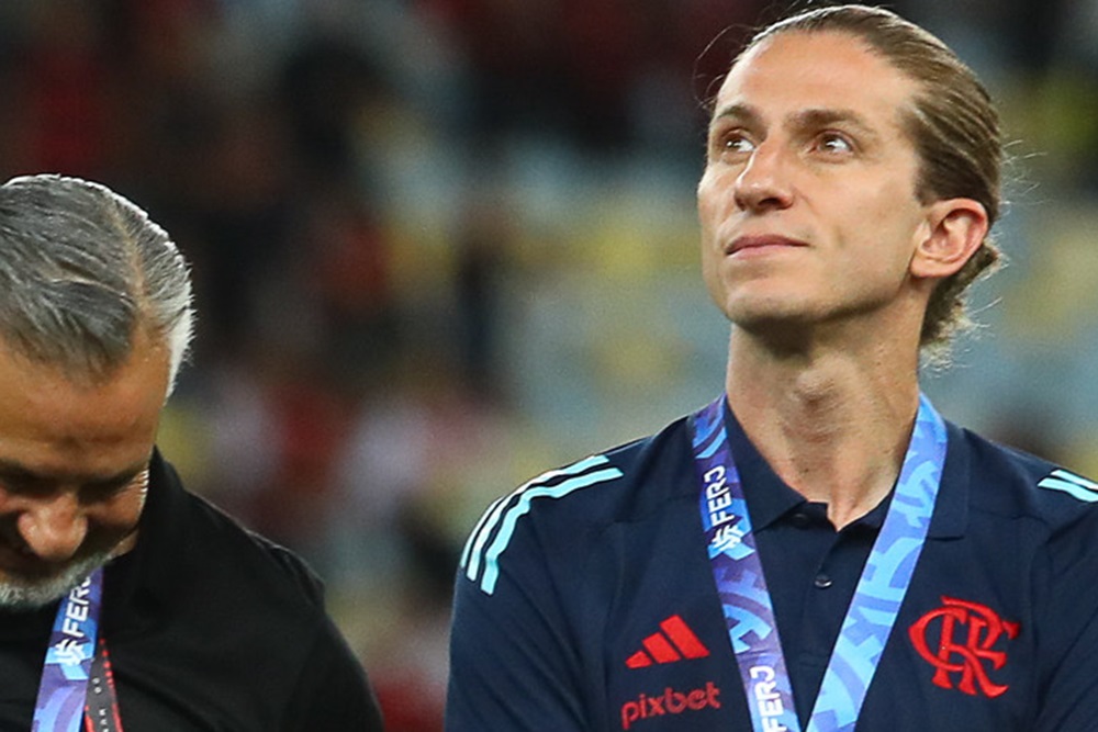 filipe luís com a medalha de campeão da taça guanabara