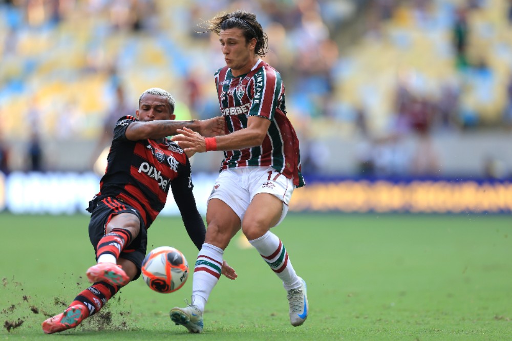 RIO DE JANEIRO, BRASIL - FEVEREIRO 08: Agustín Canobbio do Fluminense luta pela bola com Wesley do Flamengo durante partida do Campeonato Carioca 2025 entre Fluminense e Flamengo no Estádio do Maracanã em 08 de fevereiro de 2025 no Rio de Janeiro, Brasil.