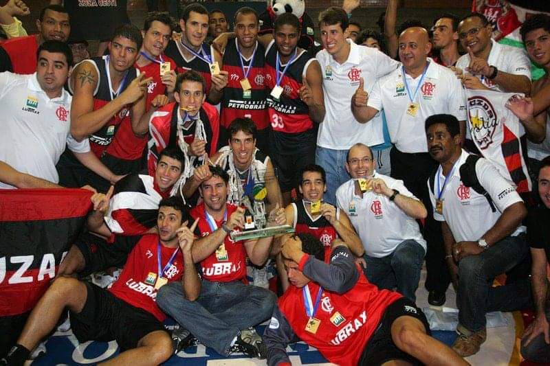 Paulo Chupeta e time do Flamengo com o troféu do Campeonato Nacional de Basquete 2008