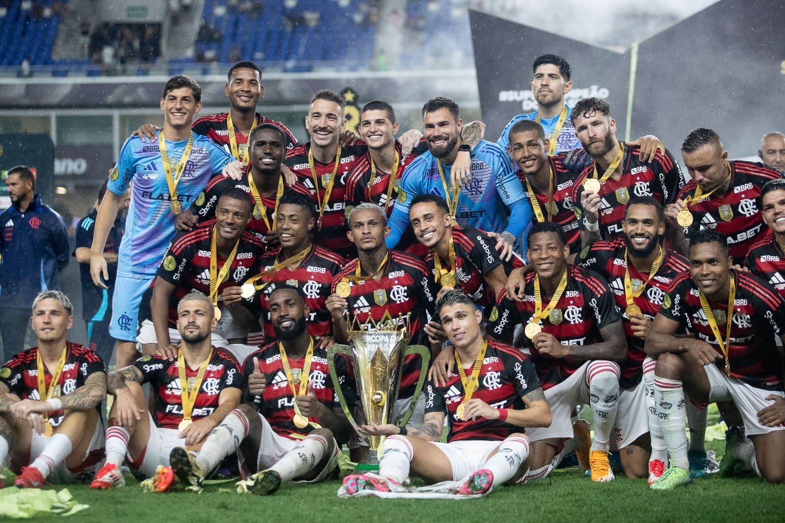 Jogadores do Flamengo durante a festa com a taça da Supercopa do Brasil