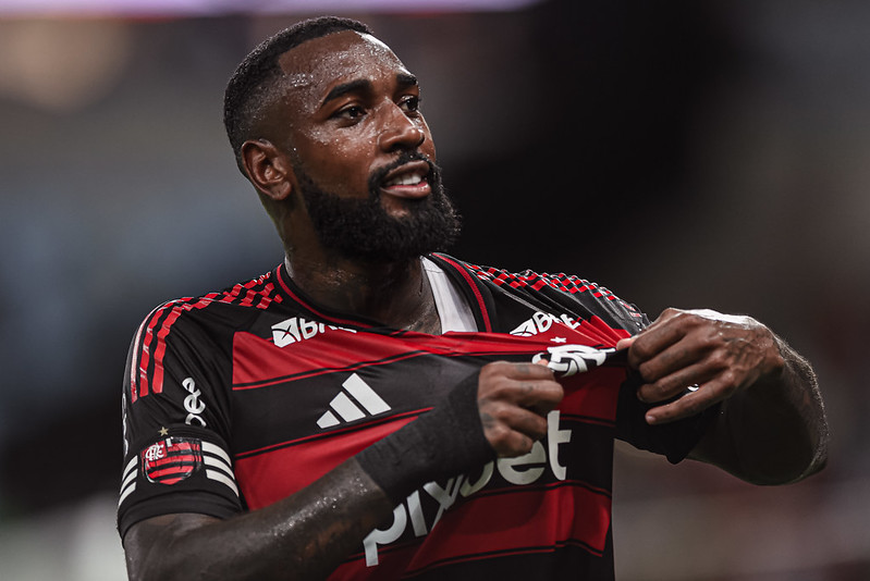 Gerson mostra o escudo do Flamengo após marcar o primeiro gol do Flamengo na goleada sobre o Maricá, por 5x0