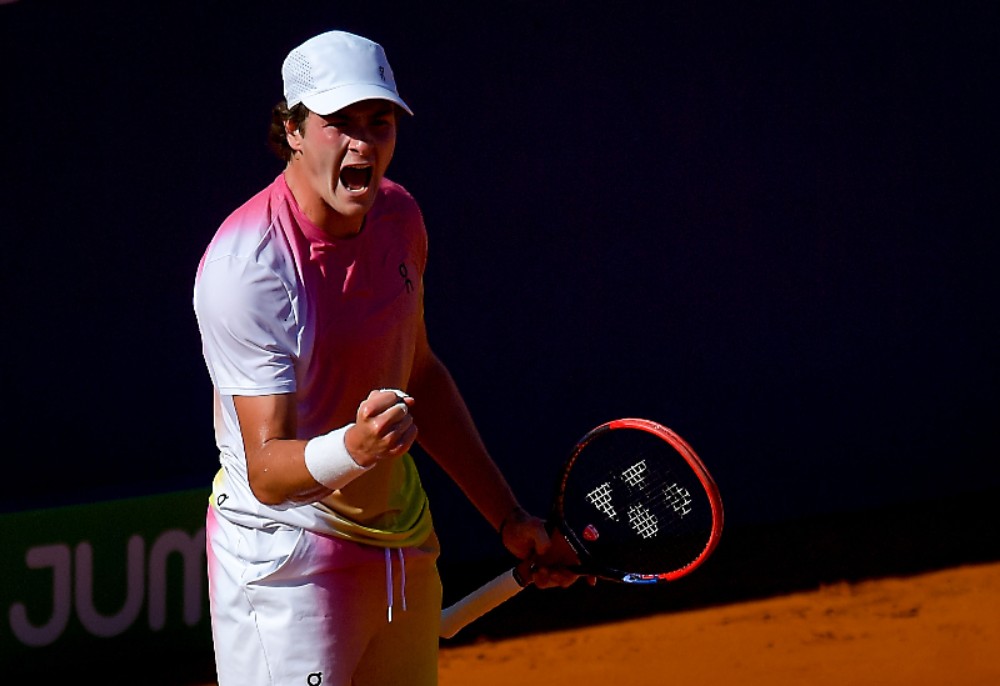 BUENOS AIRES, ARGENTINA - 16 DE FEVEREIRO: João Fonseca do Brasil comemora após conquistar um ponto na final de simples masculino contra Francisco Cerundolo da Argentina durante o último dia do IEB + Argentina Open 2025 no Buenos Aires Lawn Tennis Club