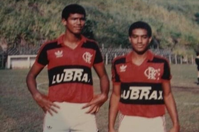 Júnior Baiano e Bujica posam para foto com camisa do Flamengo