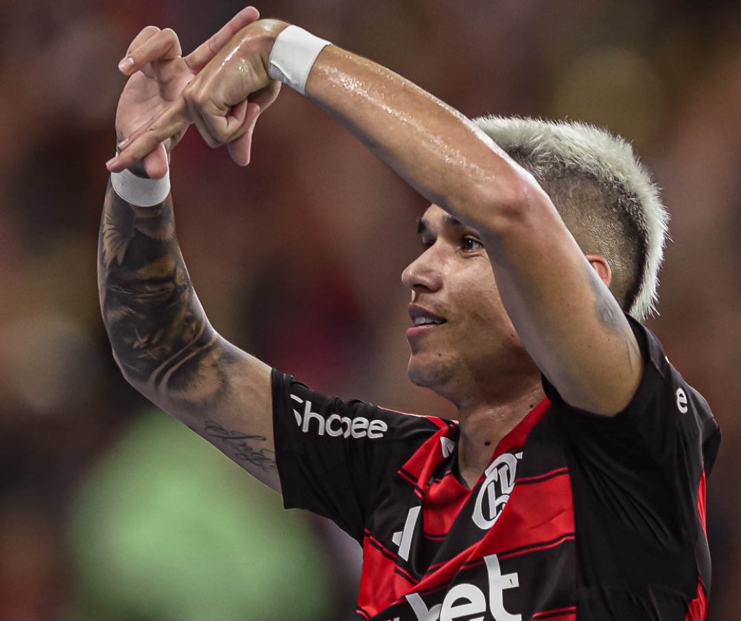 Luiz Araújo faz coração em campo pelo Flamengo