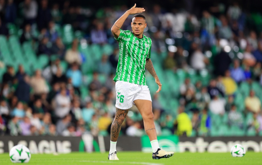 Natan aquecendo pelo Real Betis