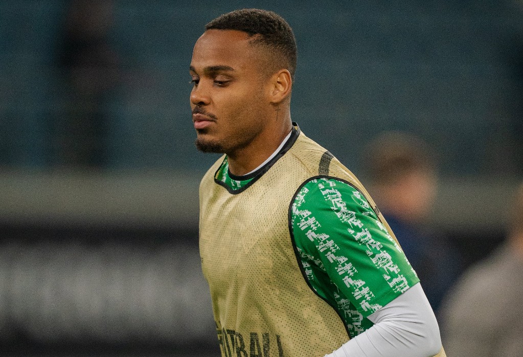 Natan aquecendo para partida do Real Betis pela Conference League