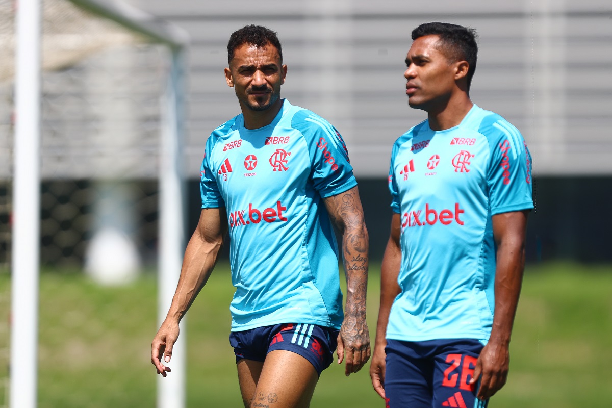 Danilo e Alex Sandro participam de treino do Flamengo, no Ninho do Urubu