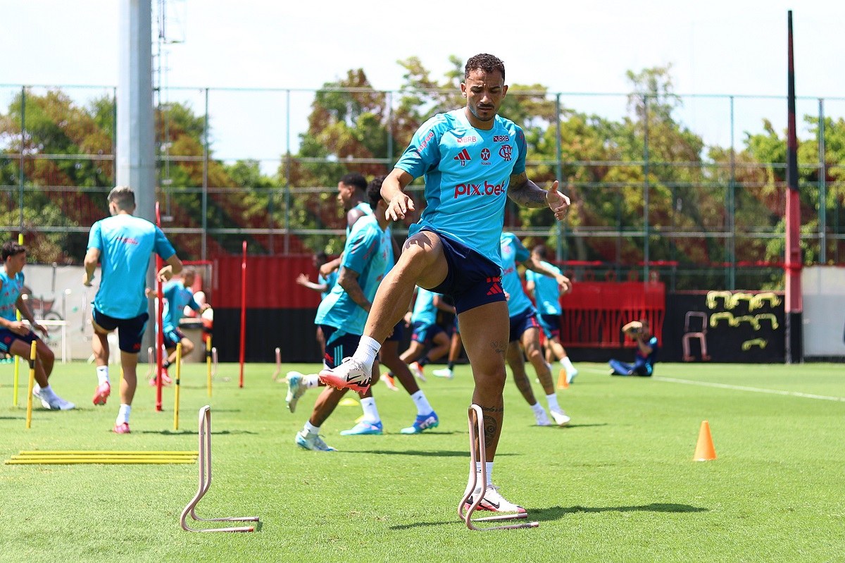 Danilo treina no Ninho do Urubu ao redor de outros jogadores do Flamengo