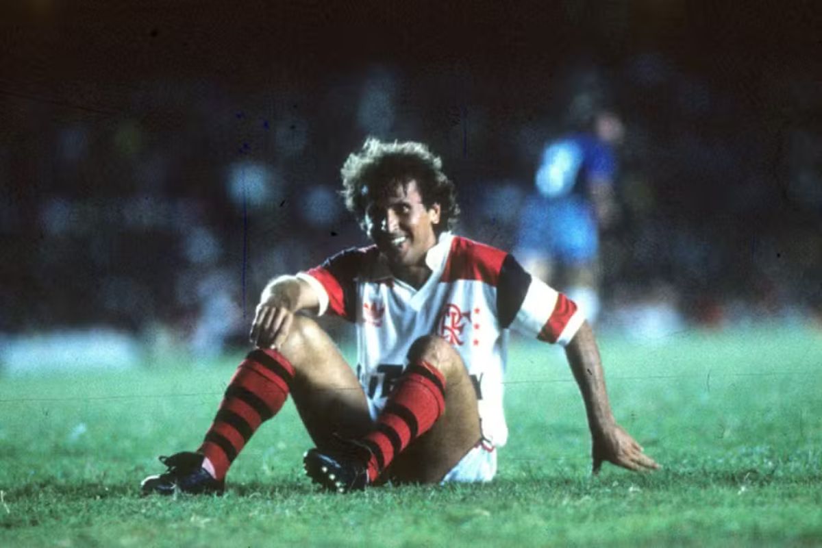 zico sentado no gramado do maracana em sua despedida do flamengo