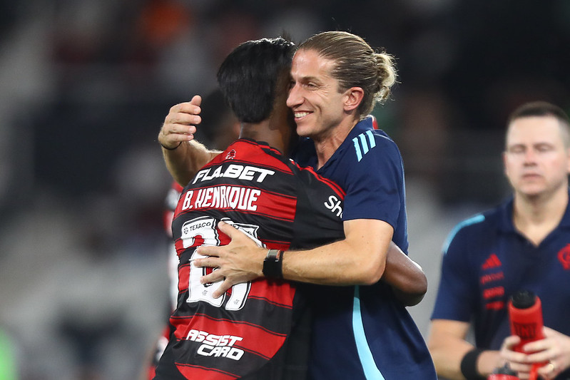 Bruno Henrique comemora gol sobre o Vasco abraçando Filipe Luís, que sorri