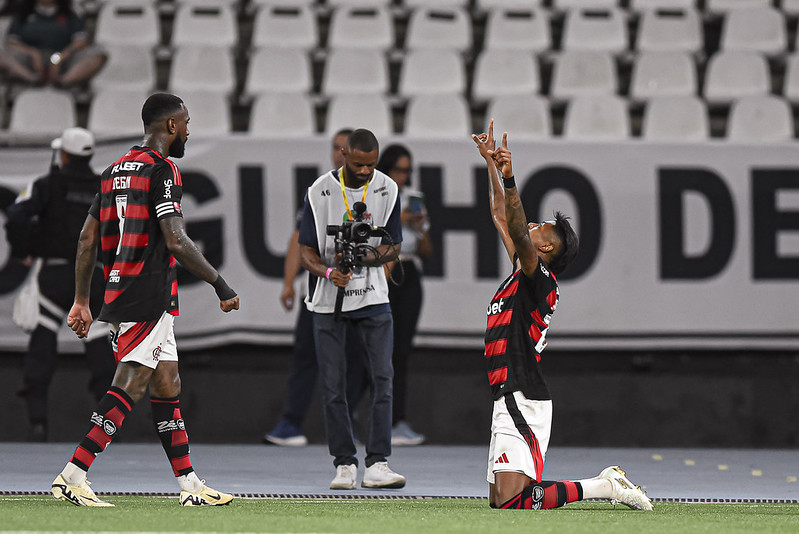 Bruno Henrique comemora mais um gol sobre o Vasco