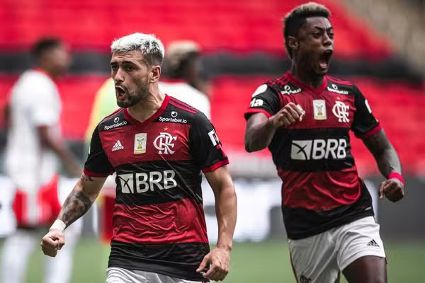 Arrascaeta e Bruno Henrique comemorando gol contra o Internacional em 2021