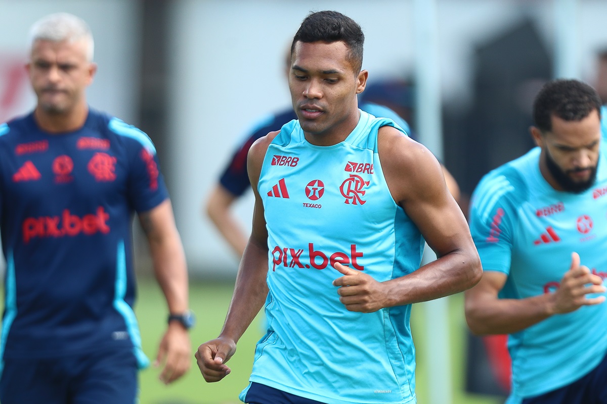 Alex Sandro volta a ficar fora de treino do Flamengo às vésperas da Copa do Mundo de Clubes