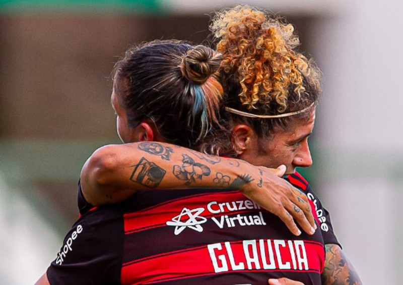 Cristiane e Glaucia se abraçando