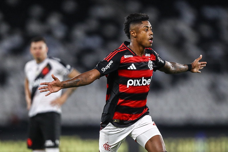 Bruno Henrique comemora gol do Flamengo e Hugo Moura observa