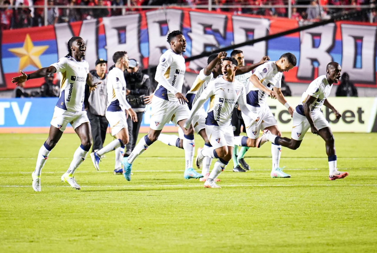 Time da LDU comemorando
