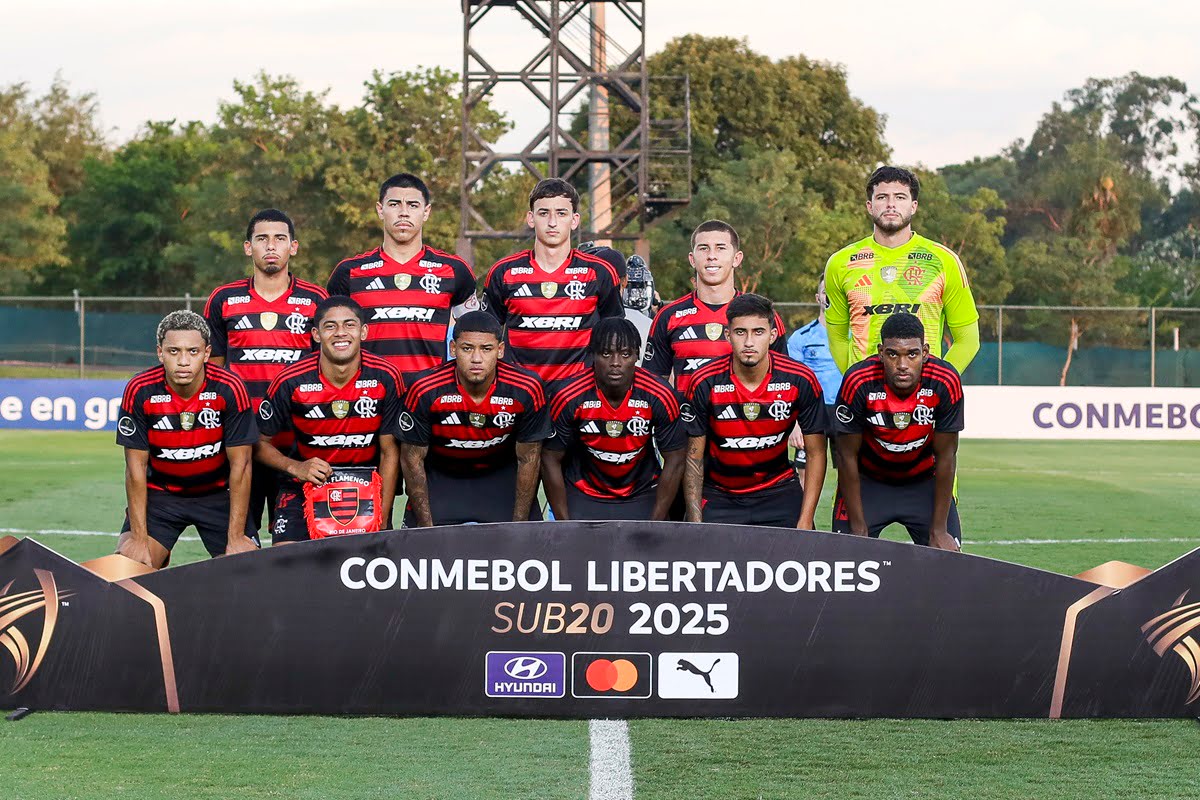 Equipe do Flamengo posa para foto antes de jogo na Libertadores Sub-20