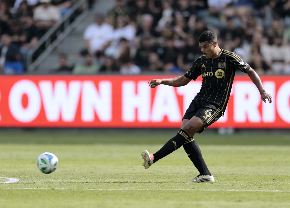Igor Jesus chuta bola em jogo do LAFC