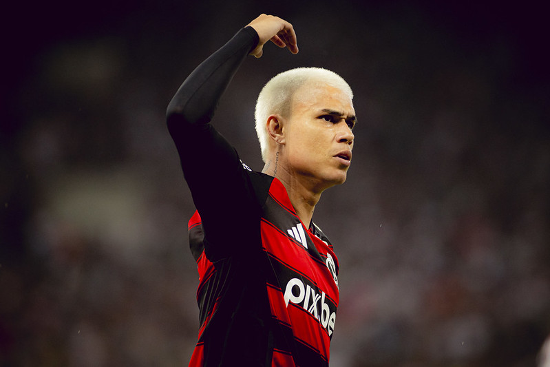 Luiz Araújo, do Flamengo, reclama durante o primeiro jogo da final do campeonato carioca de 2025