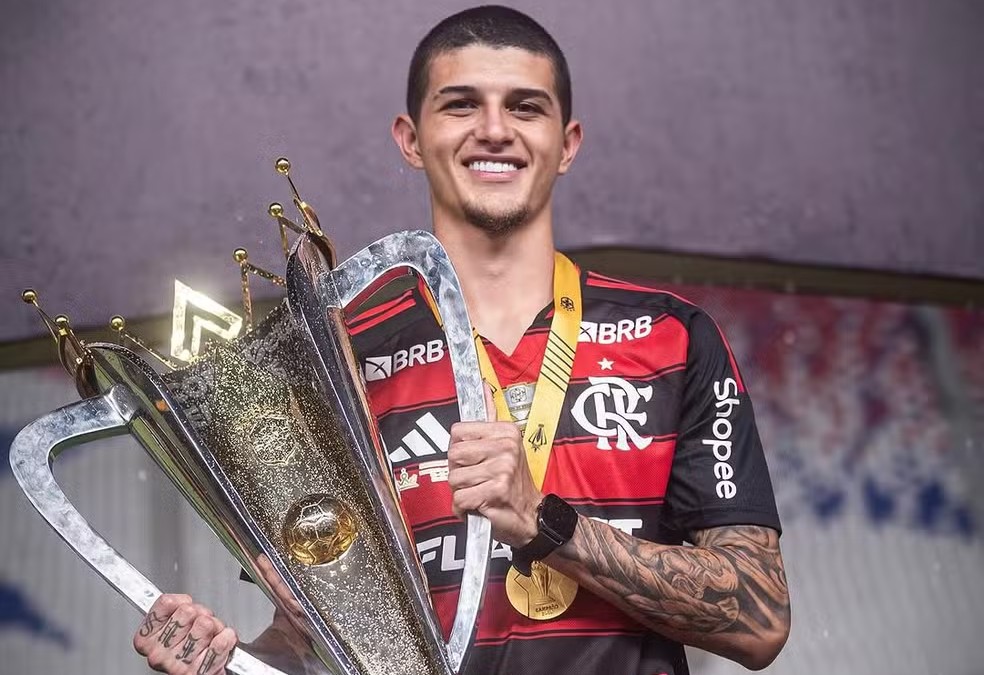 Flamengo acerta renovação de contrato com joia da base