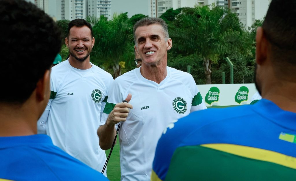Réver e Vagner Mancini durante treino do Goiás