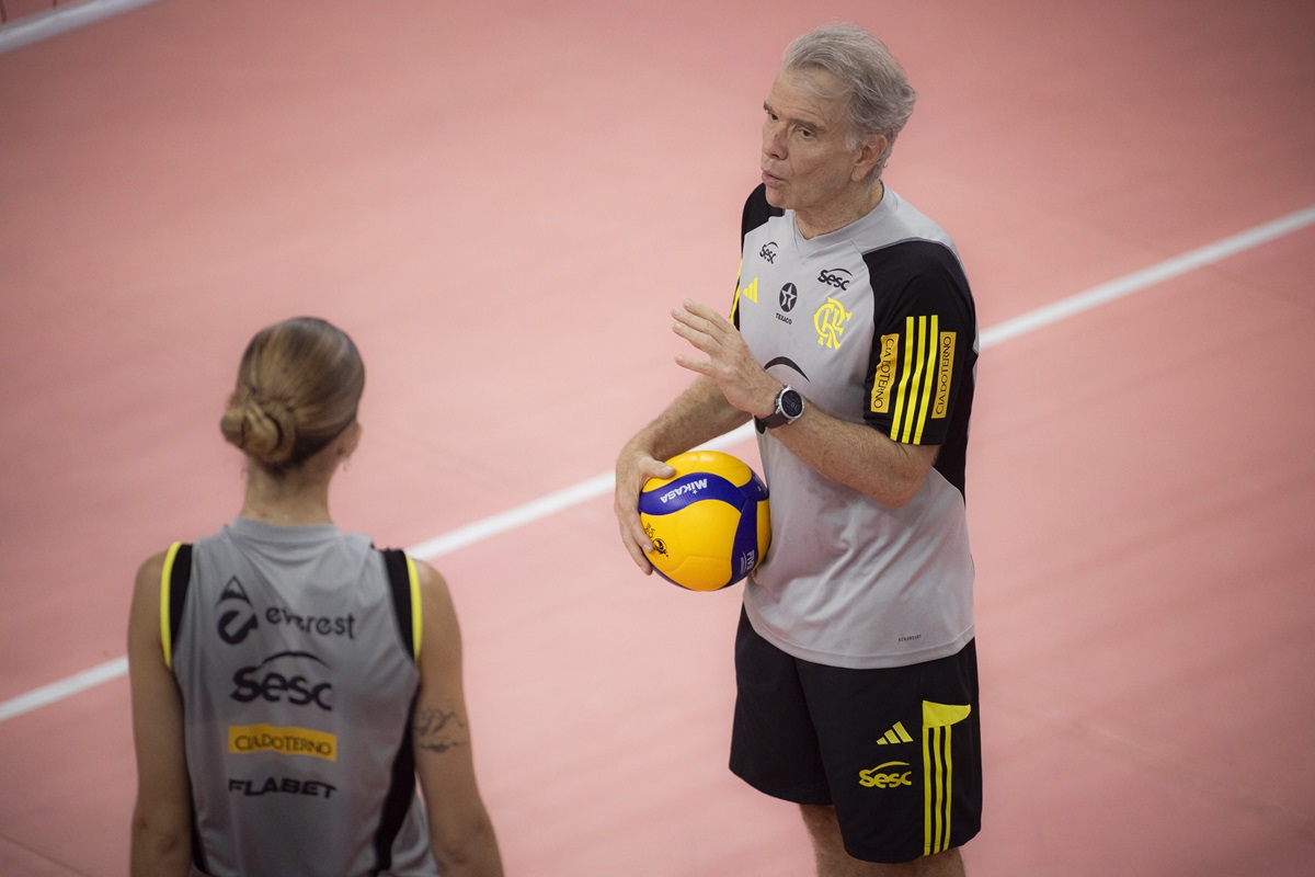 Bernardinho conversa com jogadora durante treino da equipe de vôlei